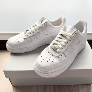NIKE AIR FORCE 1 womens 7.5